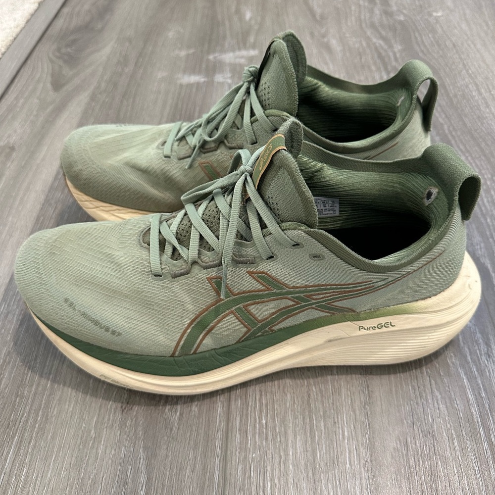 GEL-NIMBUS 27 Rare Color  MENS 12 Used only 6 months I switch my shoes.